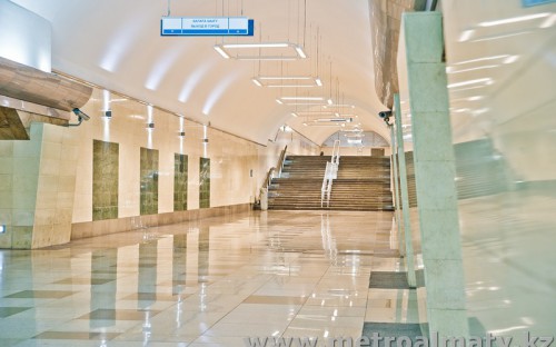 Рыбатское метро станциясының жанындағы фрилансерлер