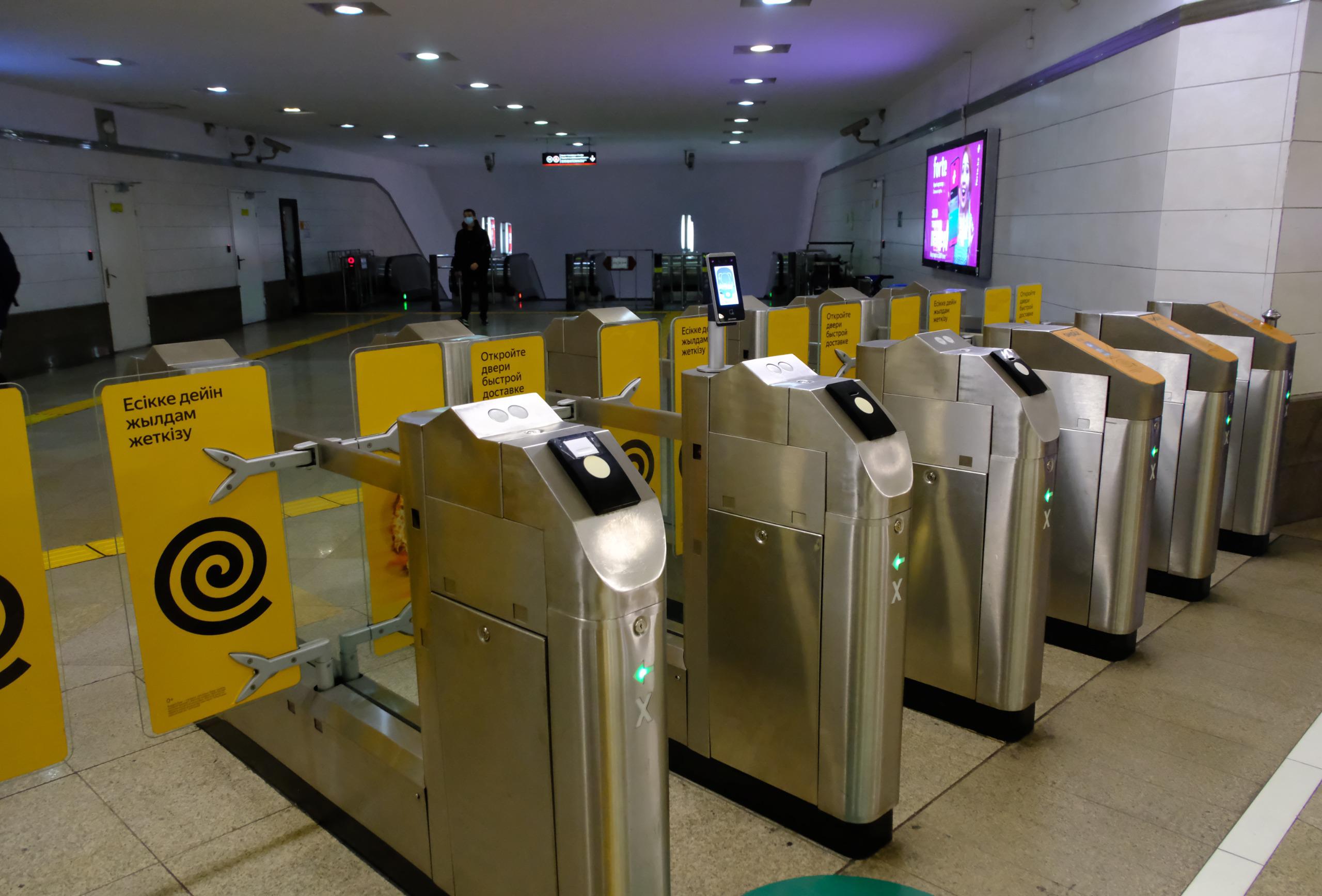 v-almatinskom-metro-moderniziruiut-turnikety-passaziram-stanet-udobnee-oplacivat-proezd